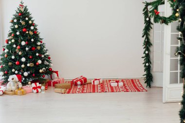 Noel ağacı dekoru sunar.