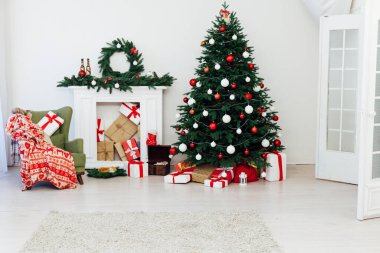 Yılbaşı ağacı ve şöminenin içi yeni yıl ağacı.