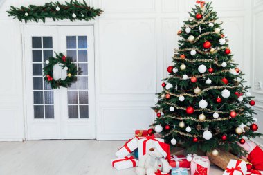 Noel iç kapısı Noel ağacı dekoru sunar.