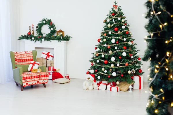Рождественская Елка Камином Представляет Декор Дома — стоковое фото