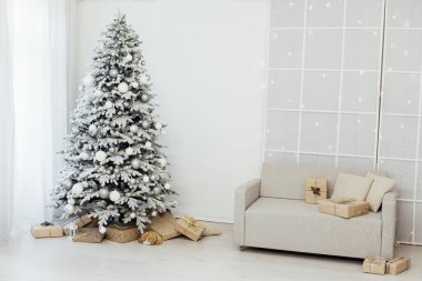 Beyaz karlı Noel ağacı hediyeler ile evin içini süsleyen yeni yıl kartpostalı.