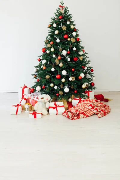 Weihnachten Interieur Weihnachtsbaum Urlaub Dekor Geschenke — Stockfoto