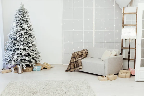 Witte Kerstboom Met Geschenken Decor Interieur Van Het Huis Nieuwjaar — Stockfoto