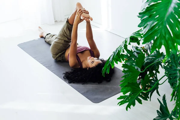 Schöne Frau auf dem Boden der Yoga-Gymnastik flexible Stretching Asana Fitness — Stockfoto