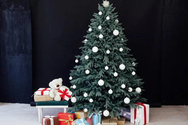 Décor intérieur de carte de Nouvel An noir et arbre de Noël avec des cadeaux — Photo