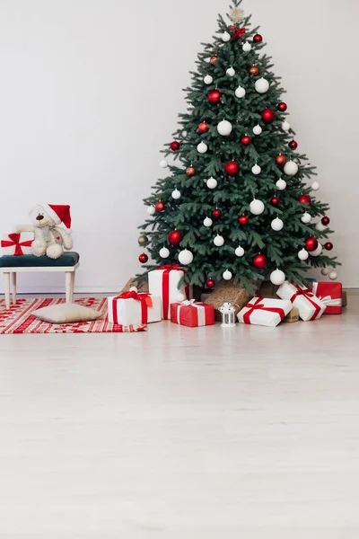 New Years κάρτα εσωτερικό του λευκού δωματίου κόκκινη διακόσμηση και χριστουγεννιάτικο δέντρο με δώρα — Φωτογραφία Αρχείου