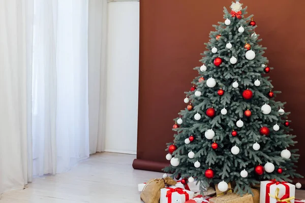 Ano Novo decoração interior cartão vermelho e árvore de Natal com presentes — Fotografia de Stock