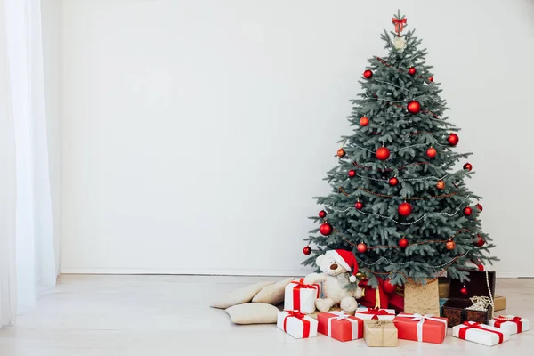 Árbol de Navidad pino azul con regalos interior año nuevo postal de diciembre —  Fotos de Stock