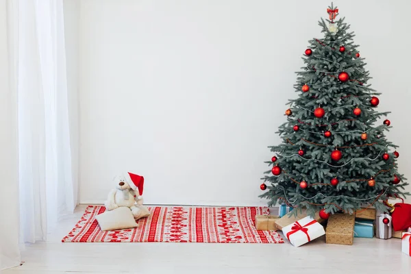Vánoční strom modrá borovice s dárky interiér nový rok prosinec pohlednice — Stock fotografie