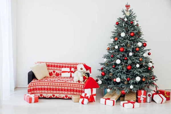 Рождественская елка голубая сосна с подарками — стоковое фото