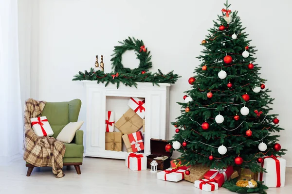 Capodanno Albero di Natale con Regali ghirlanda — Foto Stock