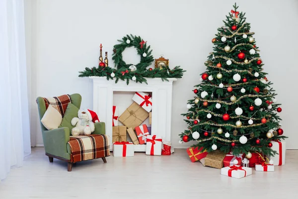 Árbol de Navidad de Nochevieja con regalos —  Fotos de Stock