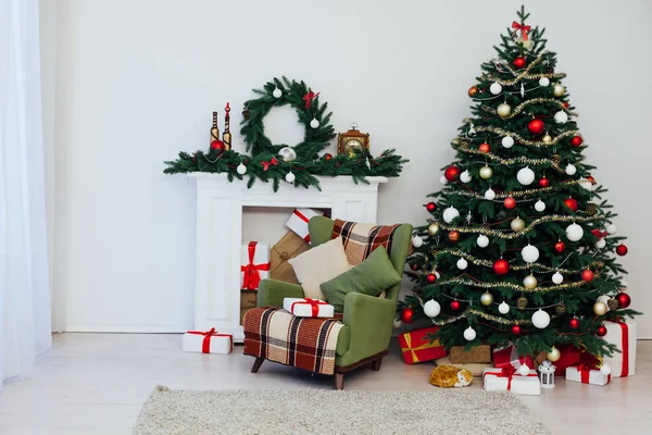 Árvore de Natal de Ano Novo com decoração de presentes — Fotografia de Stock