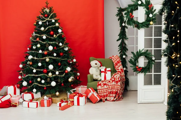 Árbol de Navidad con regalos decoración año nuevo vacaciones interiores invierno —  Fotos de Stock