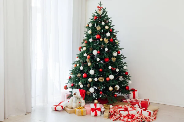 Año Nuevo fondo Árbol de Navidad con regalos decoración interer —  Fotos de Stock