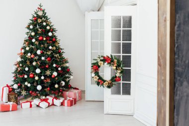 Yılbaşı ağacı hediye süslemeleriyle süslenmiş Aralık ayı.