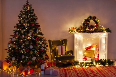 Işıklar Noel ağacını hediyelerle süslüyor Yeni yıl gecesi