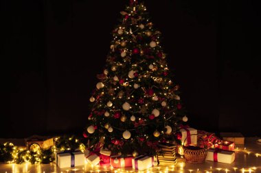 Noel ağacı ışıkları ve Yeni Yıl Arifesi