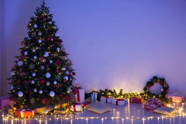 Guirnalda de luces Árbol de Navidad con regalos interior noche de año nuevo —  Fotos de Stock