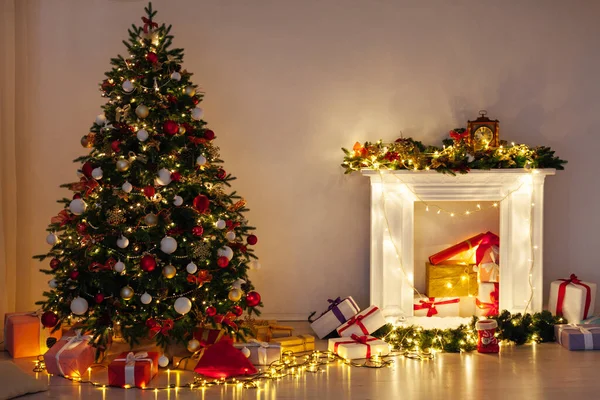 Ljus garland julgran med gåvor interiör nytt år natt — Stockfoto