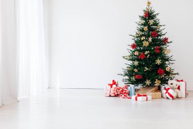 Noel ağacı süslemeleri ve hediyeleriyle evin içinde yeni bir bayram beyazı.