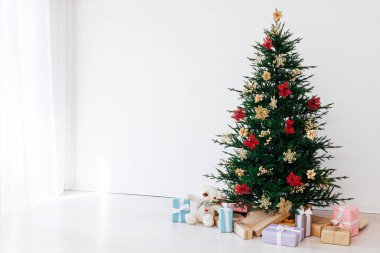 Noel ağacı süslemeleri ve hediyeleriyle evin içinde yeni bir bayram beyazı.