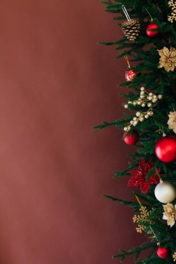 Yılbaşı arkaplanı Noel ağacı dekoru bir kartpostal imzalanacak yerdir.