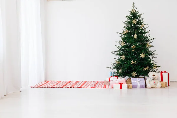 Noel ağacı süslemeler ve hediyelerle yılbaşı tatili — Stok fotoğraf