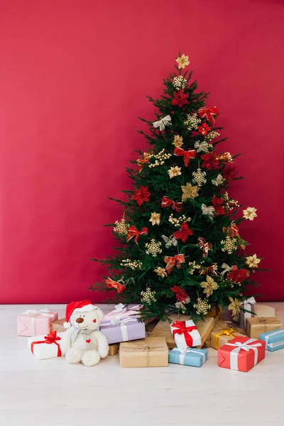 新しい年の贈り物とクリスマスツリー休日赤の装飾 — ストック写真