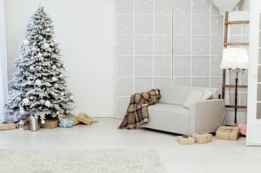 Beyaz karlı Noel ağacı hediyeler ile evin içini süsleyen yeni yıl kartpostalı.