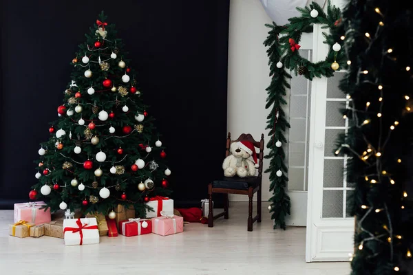 Noel ağacında hediyeler, yeni yıl dekorasyonu, iç tatil kışı. — Stok fotoğraf
