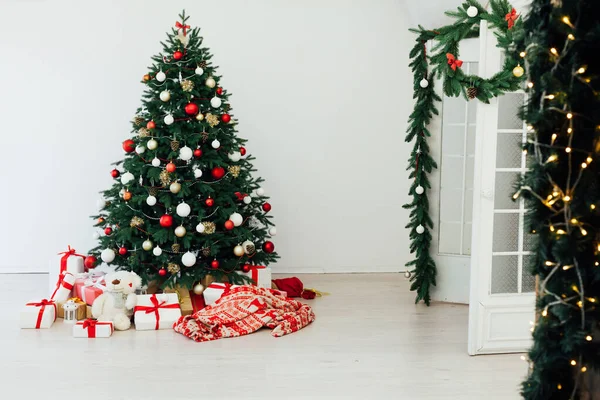 Nieuwjaar achtergrond kerstboom met geschenken interer decor — Stockfoto