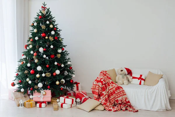 Capodanno sfondo albero di Natale con regali arredamento interer — Foto Stock