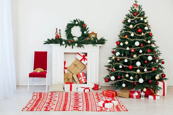 Πρωτοχρονιά Παραμονή χριστουγεννιάτικο δέντρο με δώρα — Φωτογραφία Αρχείου