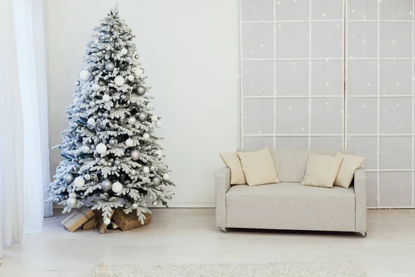 Witte besneeuwde kerstboom decor huis Nieuwjaar ansichtkaart — Stockfoto