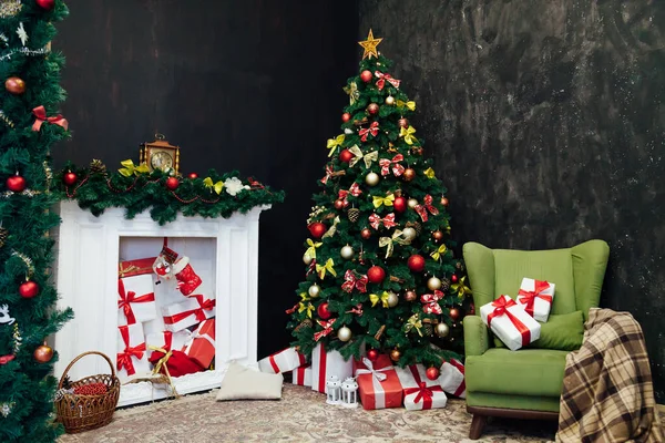 Árbol de Navidad con decoración roja y regalos en el interior del nuevo año —  Fotos de Stock