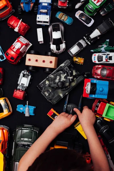 Spousta dětských autíček pro rozvoj chlapeckých her v pozadí — Stock fotografie