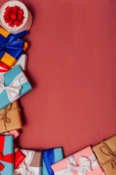 Muchos regalos hermosos de diferentes colores en vacaciones sobre un fondo marrón —  Fotos de Stock