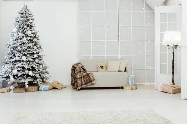 Witte besneeuwde kerstboom met geschenken decor interieur van het huis nieuwjaar ansichtkaart — Stockfoto
