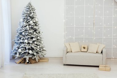 Beyaz karlı Noel ağacı dekoru Yılbaşı kartpostalı