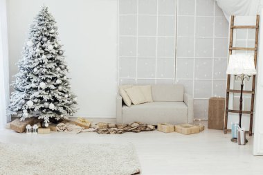 Beyaz karlı Noel ağacı dekoru Yılbaşı kartpostalı
