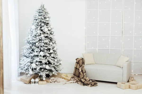 Witte besneeuwde kerstboom decor huis Nieuwjaar ansichtkaart — Stockfoto