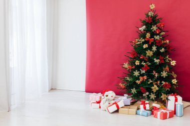 Yılbaşı hediyeli Noel ağacı Kırmızı süslemeler