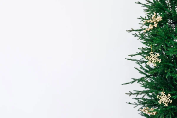 Yılbaşı arkaplanı Noel ağacı dekoru bir kartpostal imzalanacak yerdir. — Stok fotoğraf