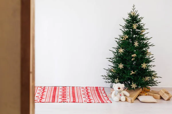 Árbol de Navidad con decoraciones y regalos Vacaciones de Año Nuevo — Foto de Stock