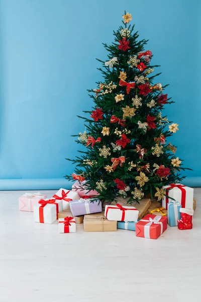 Sapin de Noël pin avec de nouveaux cadeaux de l'année décoration rouge de vacances — Photo