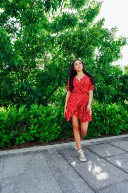 Güzel, şık, esmer, kırmızı elbiseli kadın.