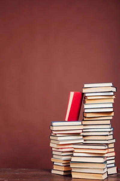 Bücherstapel für Lesen und Bildung auf braunem Hintergrund in der Bibliothek — Stockfoto