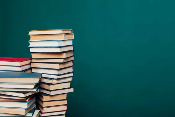 Bücherstapel für Lesen und Bildung auf grünem Hintergrund in der Universitätsbibliothek — Stockfoto