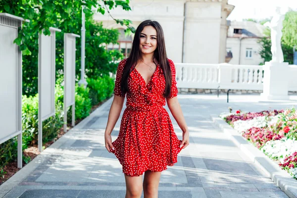 Hermosa mujer morena de moda en vestido rojo de verano en la calle de la ciudad — Foto de Stock